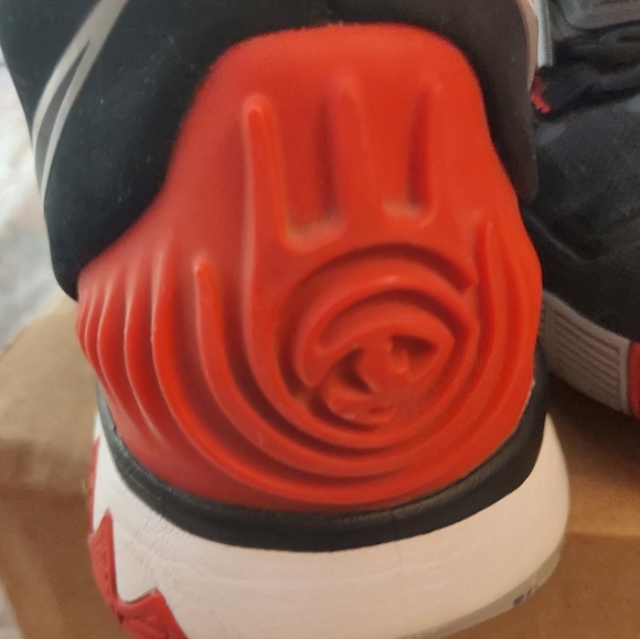 Nike Kyrie 6 GS BRED Youth Size 7. Black/Red/White. - Picture 3 of 8